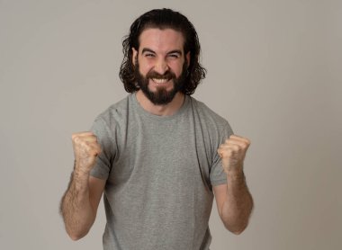 Genç mutlu ve heyecanlı hipster adam portre piyango kazanan hedef kutluyor ya da gururlu yüzü ile büyük bir başarı sahip. İnsanlar başarı ve Yüz İfade ve olumlu İnsan Duyguları.