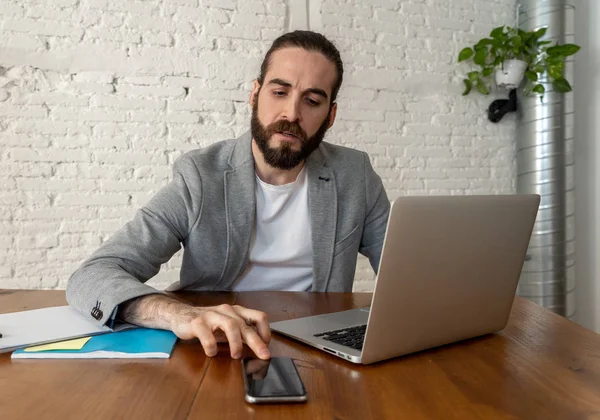 Retrato Estilo Vida Del Empresario Hipster Que Trabaja Oficina Estudio — Foto de Stock