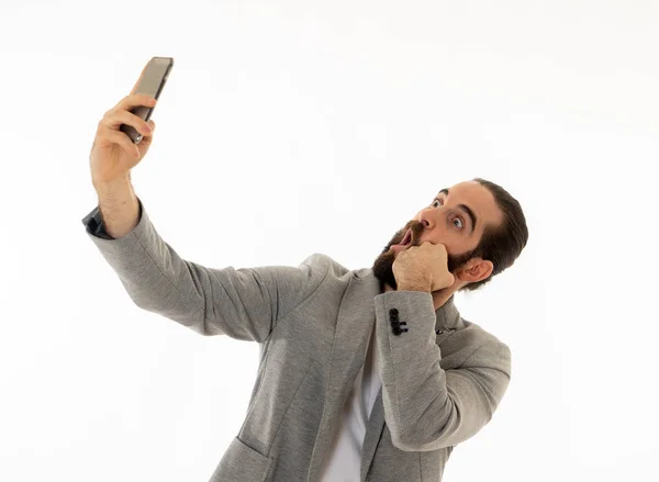 Młody Atrakcyjny Hipster Trzymający Aparat Fotograficzny Lub Telefon Komórkowy Kręcący — Zdjęcie stockowe