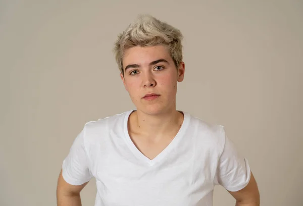 Porträt Eines Jungen Attraktiven Transgender Teenagers Mit Wütendem Gesicht Verrückt — Stockfoto