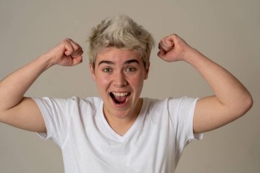 Genç mutlu ve heyecanlı transseksüel genç portre mutlu ve heyecanlı kazanan, hedef kutluyor ya da gururlu yüzü ile büyük bir başarı sahip. İnsanlar Da Çeşitlilik ve Olumlu İnsan Duyguları.