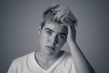 Genç üzgün trans genç çocuk depresyon acı üzgün ve umutsuz duygu. Ruh sağlığı, Depresyon ve cinsiyet kimliği ve insan hakları kavramı içinde sıkıntı içinde Depresif transseksüel genç.