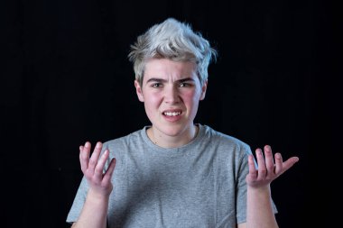 Genç adam kafası karıştı ve nefret bakıyor hoşnutlak. Anlamak ya da bir şey sevmemek şaşkın Looking. Kopya alanı ile portre. Insanlar, duygular reaksiyon ve ınsan ifadeleri.