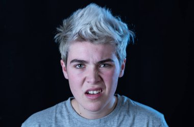 Genç adam kafası karıştı ve nefret bakıyor hoşnutlak. Anlamak ya da bir şey sevmemek şaşkın Looking. Kopya alanı ile portre. Insanlar, duygular reaksiyon ve ınsan ifadeleri.