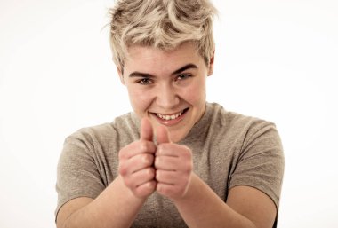 Mutlu yüz, güzel gülümseme ve mavi gözleri ile çekici genç model portresi. Yakışıklı hipster sakallı adam 20'li. Stüdyo çekimi. İnsanlar, moda ve insan yüz ifadeleri ve duygular.