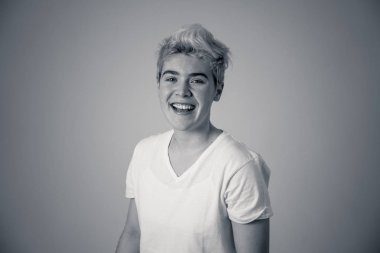 Güzel gülümseme ve mavi gözleri ile yakışıklı genç transseksüel genç adam Portresi mutlu gurur ve kendinden emin Insanlar, Çeşitlilik eşitlik ve olumlu insan duyguları kavramı.