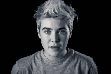 Güzel gülümseme ve mavi gözleri ile yakışıklı genç transseksüel genç adam Portresi mutlu gurur ve kendinden emin Insanlar, Çeşitlilik eşitlik ve olumlu insan duyguları kavramı.