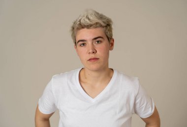 Kızgın yüzü ile genç çekici transseksüel genç adam Portresi. Kızgın ve öfkeli görünüyorsun. Yüz ifadeleri ve duygular. Nötr arka planda yalıtılmış.