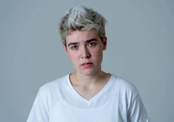 Νεαρό Θλιβερό Τρανς Έφηβο Αγόρι Που Υποφέρει Από Κατάθλιψη Νιώθοντας — Φωτογραφία Αρχείου