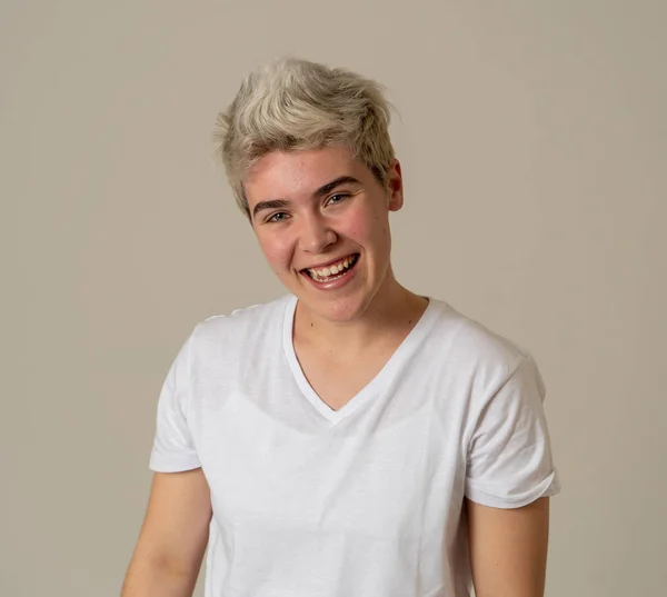 Portret Przystojnego Młodego Nastolatka Transseksualistów Pięknym Uśmiechem Niebieskimi Oczami Uczucie — Zdjęcie stockowe
