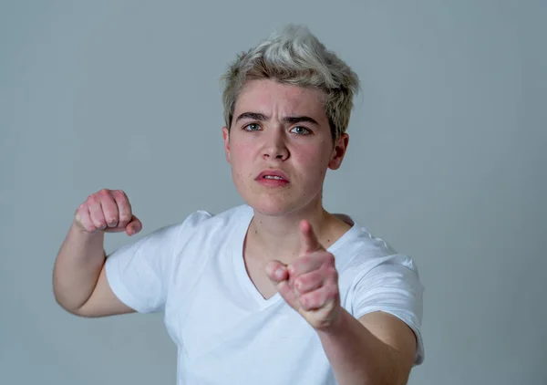 Portrét Mladého Atraktivní Transgenderového Teenagera Hněvivým Obličejem Vypadáš Naštvanej Rozzuřený — Stock fotografie