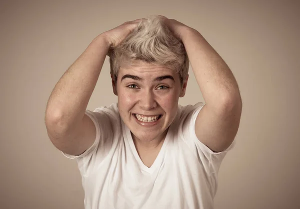 Portret Młodych Szczęśliwy Podekscytowany Transseksualistów Nastolatek Szczęśliwy Podekscytowany Wygraną Obchodzi — Zdjęcie stockowe