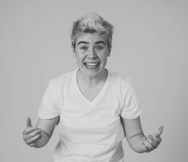 Genç mutlu ve heyecanlı transseksüel genç portre mutlu ve heyecanlı kazanan, hedef kutluyor ya da gururlu yüzü ile büyük bir başarı sahip. İnsanlar Da Çeşitlilik ve Olumlu İnsan Duyguları.