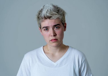 Genç üzgün trans genç çocuk depresyon acı üzgün ve umutsuz duygu. Ruh sağlığı, Depresyon ve cinsiyet kimliği ve insan hakları kavramı içinde sıkıntı içinde Depresif transseksüel genç.