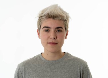 Doğal ve nötr yüz ve güzel mavi gözleri ile genç transseksüel genç erkek yakın portresi. Nötr arka planda izole edilmiş. İnsan Çeşitliliği İnsan Güzellik ve Duygular kavramı.