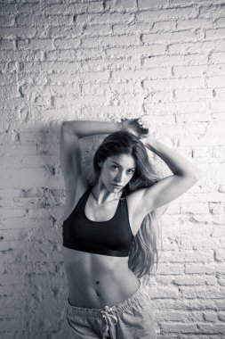 Çekici fitness kadın spor salonu üst ve pantolon giyen şehvetli ve uygun görünümlü. Tuğla duvara karşı sağlıklı görünümlü spor güçlü kadın Stüdyo çekim. Kadın eğitimli Vücut ve sağlık.