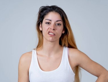 Yüz ifadeleri, duygular Öfke. Kızgın yüzlü genç çekici beyaz bir kadın. Öfkeli jestler yaparak deli ve agresif görünüyor. İnsanlar ergen ruh sağlığı kavramı stüdyo portre.