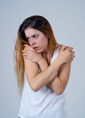 Genç kadın depresyon dan sefil umutsuz ve intihar hissi muzdarip. Depresif genç kadın sıkıntı içinde ağlayan portresi. Yüz ifadeleri İnsan duyguları ve Ruh sağlığı kavramı.