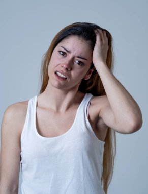 Genç kadın depresyon dan sefil umutsuz ve intihar hissi muzdarip. Depresif genç kadın sıkıntı içinde ağlayan portresi. Yüz ifadeleri İnsan duyguları ve Ruh sağlığı kavramı.