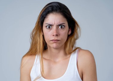 Genç kadın korkmuş ve şok korku, anksiyete jestleri yapıyor hissi. Korkmuş ve çaresiz görünüyor. İnsanlar ve İnsan duyguları ve Şiddet ve saldırganlık sosyal konular kavramı.