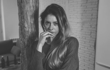 Sosyal konular Aile içi şiddet kavramı. Kadın kurban eşi samimi istismar ve fiziksel saldırganlık duygu umutsuz ve korku içinde acı şiddet durdurmak için güçsüz ağlama.