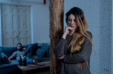 Sosyal konular Aile içi şiddet kavramı. Genç çift, alkolik kocasıyla tartışıp sorun yaşıyor. Saldırganlıktan ve aile içi şiddetten korkan korkmuş karısı veya kız arkadaşını tehdit eden adam.