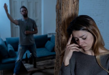 Sosyal konular Aile içi şiddet kavramı. Genç çift, alkolik kocasıyla tartışıp sorun yaşıyor. Saldırganlıktan ve aile içi şiddetten korkan korkmuş karısı veya kız arkadaşını tehdit eden adam.