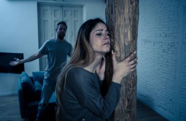 Sosyal konular Aile içi şiddet kavramı. Alkolik ve ortağını dövüp tehdit ediyor. Şiddet adamı fiziksel olarak saldırganlık ve istismar dehşete korkmuş kız arkadaşı istismar.