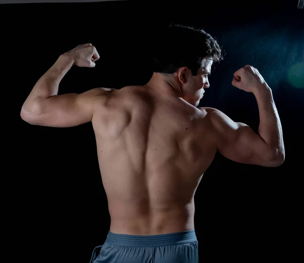 6パックの腹筋 背中と胴体を示す強いアスレチックマンモデル ボディビルダーセクシーな筋肉の男とアスリートの筋肉質の体は ボディケアフィットネス ボディビルダーとトレーニングで黒い背景に対してポーズ — ストック写真