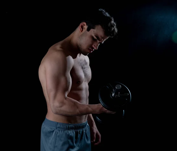 Portrait Jeune Athlète Musclé Faisant Des Exercices Posant Avec Des — Photo