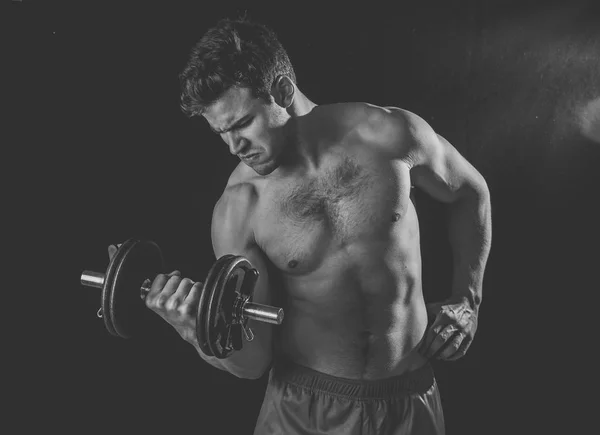 Portrait Jeune Athlète Musclé Faisant Des Exercices Posant Avec Des — Photo