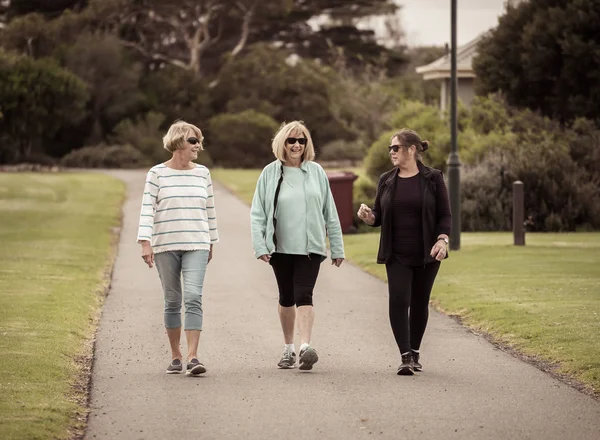 Precioso Grupo Tres Mujeres Jubiladas Maduras Mayores Años Que Caminan —  Fotos de Stock