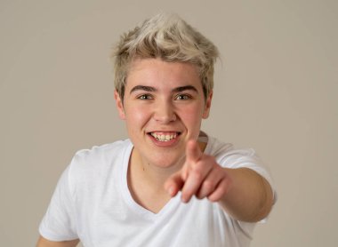 Mutlu ve sürpriz yüz işaret ve şok edici ve iyi bir şey heyecanlı görünümlü ile komik çekici genç adam portresi. İnsan duyguları, yüz ifadeleri. Reklam, satış veya kazanma.