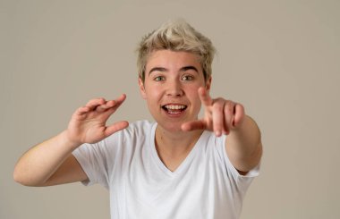 Mutlu ve sürpriz yüz işaret ve şok edici ve iyi bir şey heyecanlı görünümlü ile komik çekici genç adam portresi. İnsan duyguları, yüz ifadeleri. Reklam, satış veya kazanma.