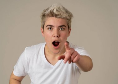 Mutlu ve sürpriz yüz işaret ve şok edici ve iyi bir şey heyecanlı görünümlü ile komik çekici genç adam portresi. İnsan duyguları, yüz ifadeleri. Reklam, satış veya kazanma.