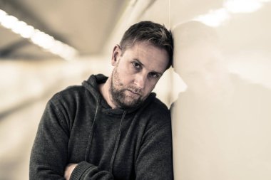 Üzgün işsiz genç adam ağlayan acı depresyon stres zemin sokak Metro'ya eğilerek duvar ruhsal bozukluk duygusal acı uyuşturucu yalnız ve alkolizm umutsuz seyir üzerinde oturan.