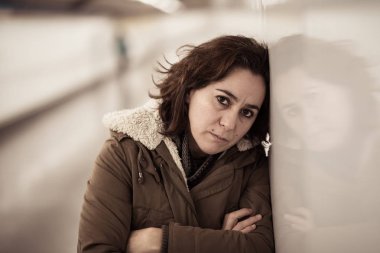 Genç kadın acı depresyon ve stres yalnız ve umutsuz duygusal acı ruh sağlığı iş-yaşam içinde denge sorunları istismar ve şiddet cinsiyet sefil duygu.