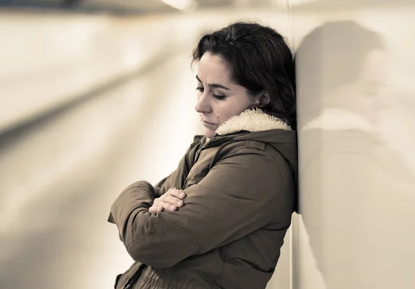 Безнадежная Истощенная Женщина Страдающая Депрессией Тревогой Тоннеле Метро Балансе Работы — стоковое фото