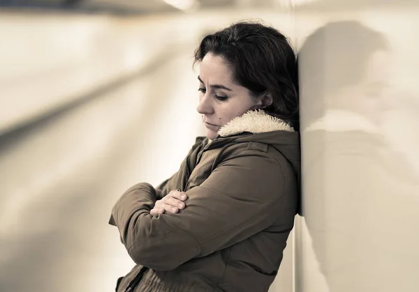 Mulher Sem Esperança Exausta Sofrendo Depressão Ansiedade Túnel Metrô Questões — Fotografia de Stock