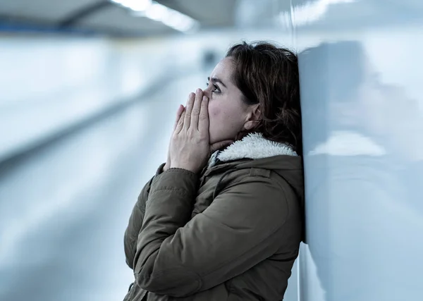 Hopeloos Uitgeput Vrouw Lijden Aan Depressie Angst Metro Tunnel Work — Stockfoto