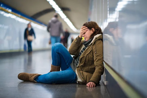 恥を伐採若い大人が落ち込んでいるし だけで座っている絶望的な地下鉄市うつ病孤独精神衛生の地面の感情的な痛みの社会的な暴力虐待的な関係やハラスメントの概念 — ストック写真