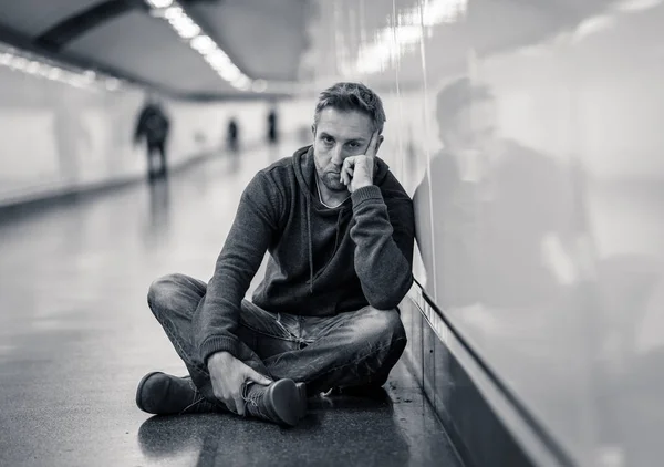 Trieste Jongeman Huilende Lijden Depressie Stress Zittend Grond Straat Metro — Stockfoto