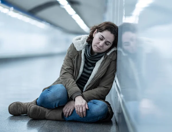 Jovem Adulto Derrubando Vergonha Deprimido Sem Esperança Sentado Sozinho Metrô — Fotografia de Stock