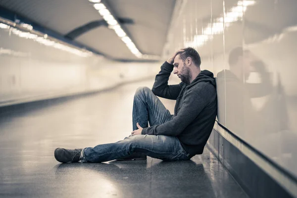 Joven Triste Llorando Sufriendo Depresión Estrés Sentado Calle Subterránea Túnel — Foto de Stock