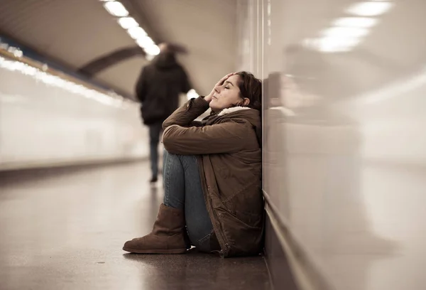 Jovem Adulto Derrubando Vergonha Deprimido Sem Esperança Sentado Sozinho Metrô — Fotografia de Stock