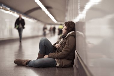 Genç Yetişkin utanç felling depresif ve umutsuz tek başına oturmak içinde depresyon yalnızlık ruh sağlığı zemin Metro City duygusal ağrı sosyal şiddet edici ilişki ve taciz kavramı.