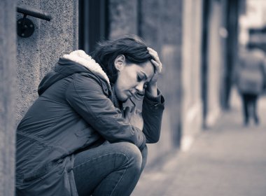 Çekici kadın üzgün mutsuz kalbi kırık ve yalnız şehir ruh sağlığı duygusal ağrı kötü niyetli İlişkiler ve yalnızlık kavramı kentsel sokakta oturan felling depresyon acı.