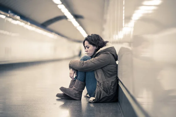 Jovem Adulto Derrubando Vergonha Deprimido Sem Esperança Sentado Sozinho Metrô — Fotografia de Stock