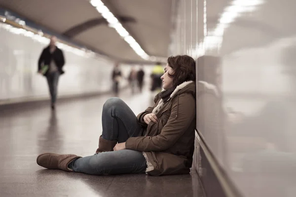 Jong Volwassene Kappen Schande Depressief Hopeloos Alleen Zittend Metro City — Stockfoto