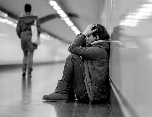 Jovem Adulto Derrubando Vergonha Deprimido Sem Esperança Sentado Sozinho Metrô — Fotografia de Stock